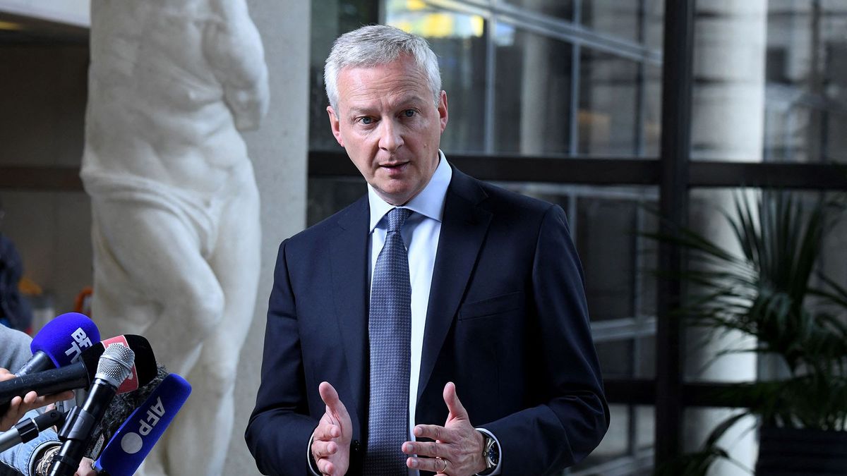 France's Minister for Economy, Finance, Industry and Digital Security Bruno Le Maire talks to the press about the "Bouclier energetique" (energy shield) at the Economy Ministry in Paris on May 30, 2022. - The "bouclier energetique" aims at protecting French purchasing power by a series of governmental measures. (Photo by Eric PIERMONT / AFP)