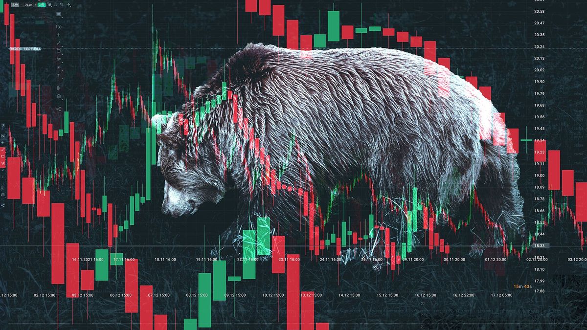 tőzsde Stock market bear market. medve medvepiac Downward trend esés zuhanás diagramok charts on the befektetés investment platform. Double exposure of the bear and candles on the chart.