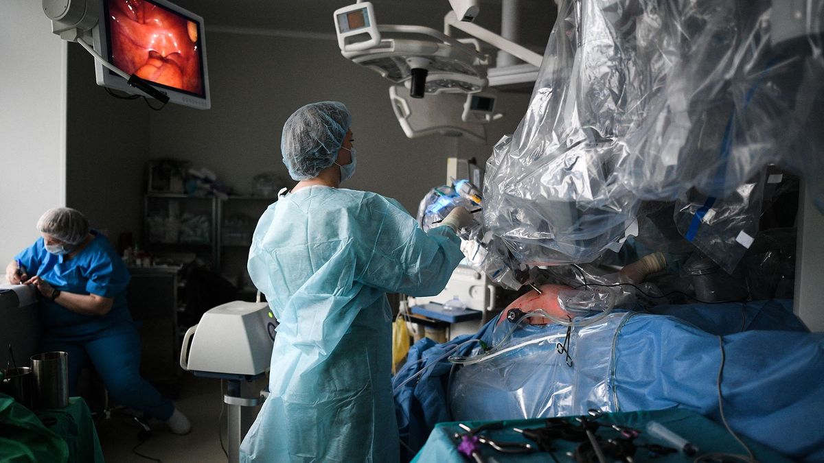 6377236 05.11.2020 Medics participate in a surgical operation with the aid of the Da Vinci robot system at Moscow City Clinical Hospital ?50, in Moscow, Russia. Vladimir Astapkovich / Sputnik (Photo by Vladimir Astapkovich / Sputnik / Sputnik via AFP)