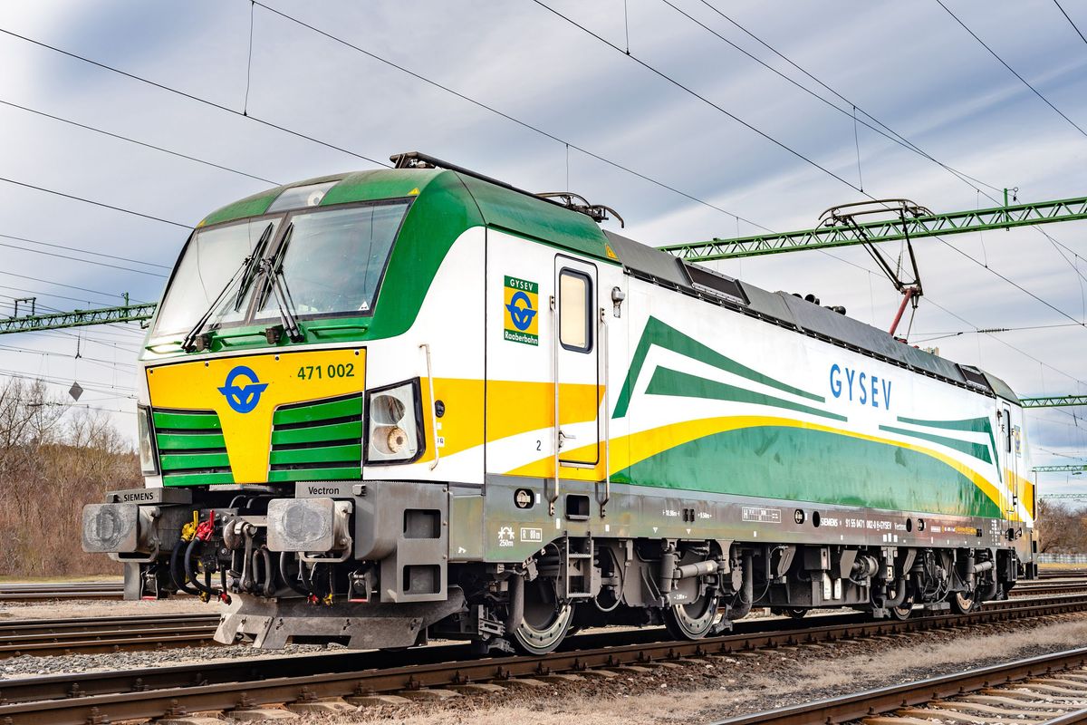 Az idei évben 5 évesek a GYSEV Vectron mozdonyai. A vasúttársaság 2017-ben vásárolta első 9 Siemens Vectron villamos mozdonyát, azóta a cégcsoport
további két modern, villamos vontatójárművet szerzett be. A GYSEV-es
Vectronok eddig 8,5 millió kilométert tettek meg. A 2017-ben beszerzett flotta három darab háromáramnemű és hat darab
kétáramnemű mozdonyból állt, amelyek azóta is rendületlenül száguldanak több
ország vasúti pályáin. 2018-ban két járművet átalakítottak hibrid mozdonnyá. Ez azt jelenti, hogy a járművekben a villamos motor mellett dízel segédhajtás is rendelkezésre áll.