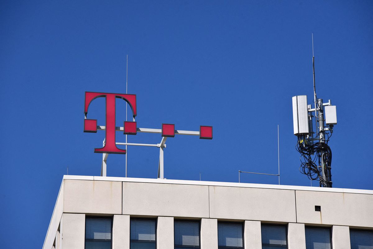 26 April 2020, North Rhine-Westphalia, Bonn: Logo, lettering of the telecommunication company Deutsche Telekom in front of a blue sky Photo: Horst Galuschka/dpa/Horst Galuschka dpa (Photo by Horst Galuschka / DPA / dpa Picture-Alliance via AFP)
