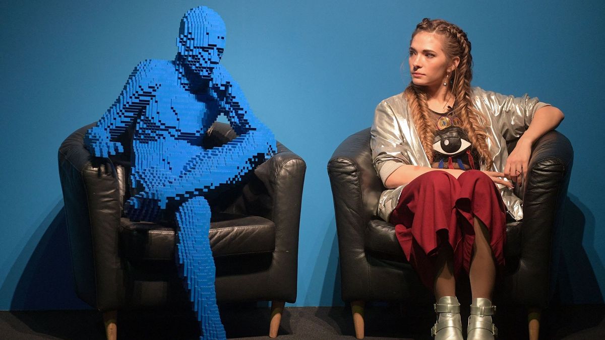 3035694 22.02.2017 A visitor by a figure of a sitting man on display at the exhibition "LEGO Art" by Nathan Sawaya in Moscow. Grigory Sysoev / Sputnik (Photo by Grigory Sysoev / Sputnik / Sputnik via AFP)