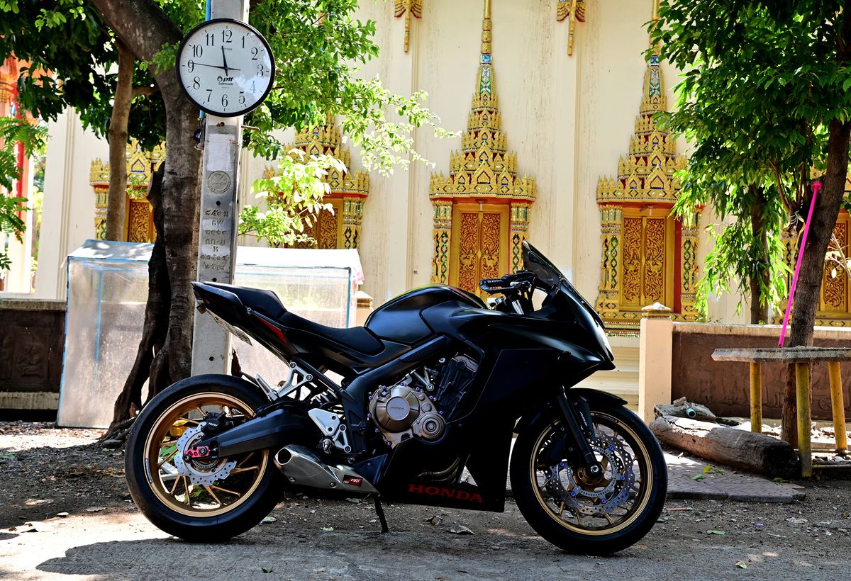Bangkok,,Thailand,-,January,31,,2022,:,Honda,Cbr650f,Black-golden BANGKOK, THAILAND - January 31, 2022 : Honda CBR650F Black-Golden motorbike parked in front of Thai temple at Thailand.