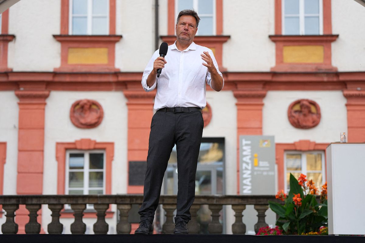 28 July 2022, Bavaria, Bayreuth: Robert Habeck (B¸ndnis 90/Die Gr¸nen), Federal Minister for the Economy and Climate Protection, speaks in the city's courtyard of honor at the Citizens' Dialogue. He had to listen to loud whistles and boos, many citizens shouted at Habeck: "Get lost". Photo: Soeren Stache/dpa (Photo by SOEREN STACHE / DPA / dpa Picture-Alliance via AFP)
