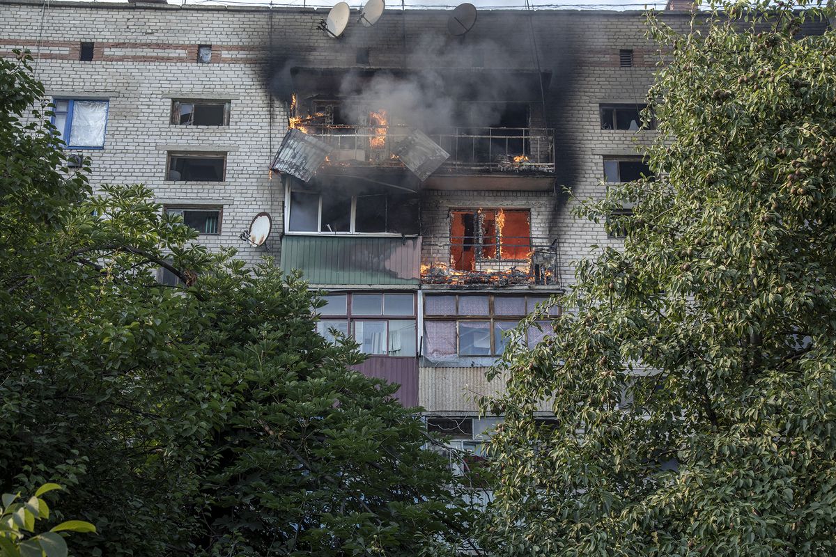 Russia-Ukraine war, SIVERSK, DONETSK PROVINCE, UKRAINE, JULY 08: Apartments of a building burn on fire during heavy shelling in Siversk, Ukraine, July 08th, 2022. Narciso Contreras / Anadolu Agency (Photo by Narciso Contreras / ANADOLU AGENCY / Anadolu Agency via AFP)