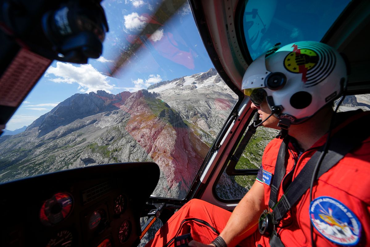 Canazei, 2022. július 5.
Mentőhelikopterrel kutatnak eltűntek után 2022. július 5-én a Punta Rocca gleccser felett, amelynek egy darabja letörött és hegymászókat sodort el egy népszerű túraútvonalon az észak-olaszországi Dolomitok legmagasabb hegycsoportjának, a Marmoladának lejtőin két nappal korábban. A természeti katasztrófában legkevesebb heten életüket vesztették, nyolcan megsérültek, tizenhárom embert még keresnek.
MTI/AP/Luca Bruno
