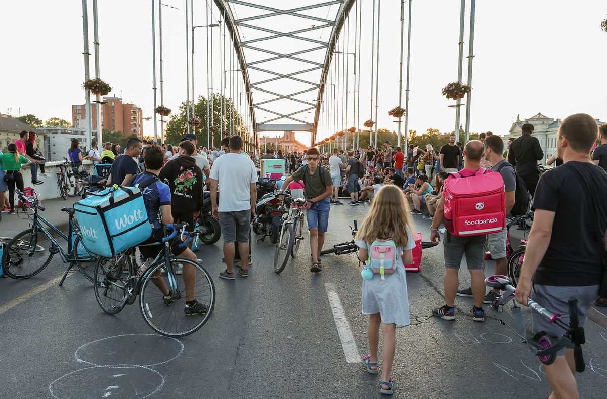 20220718 Szeged  Belvárosi hídi blokád, a Wolt-futárok vezetésével az új KATA törvény ellen tüntetők megszállták a hidat.Fotó: Karnok Csaba KC Délmagyarország (DM)