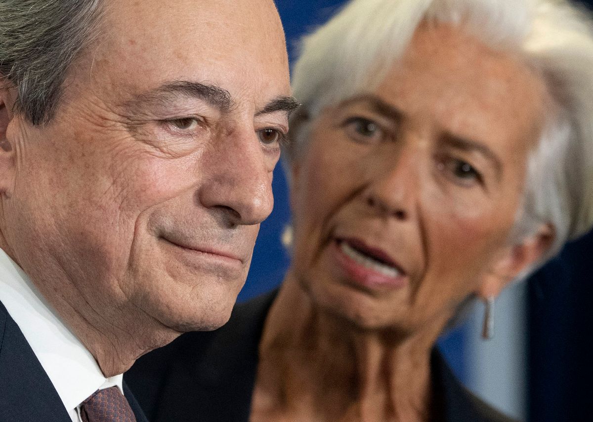 Mario Draghi (L), outgoing President of the European Central Bank (ECB) and his successor Christine Lagarde attend a handing over ceremony Frankfurt am Main, western Germany on October 28, 2019. (Photo by Boris Roessler / POOL / AFP)