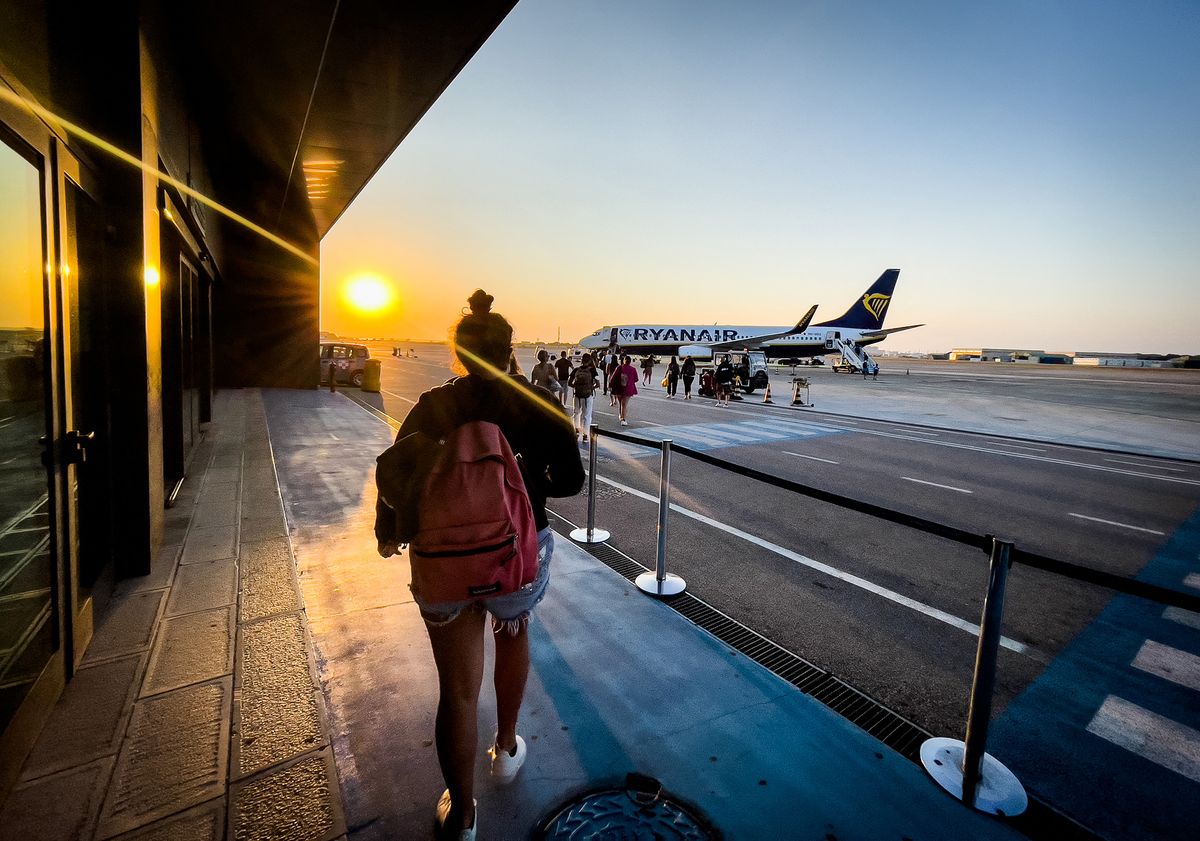 Ryanair Boeing 737-800 At Sunrise In Brindisi Airport, People board in the Ryanair FR4716 at Brindisi Airport, also known as Brindisi Papola Casale Airport and Salento Airport, in Brindisi, Italy, on June 19, 2022.  (Photo by Manuel Romano/NurPhoto) (Photo by Manuel Romano / NurPhoto / NurPhoto via AFP)