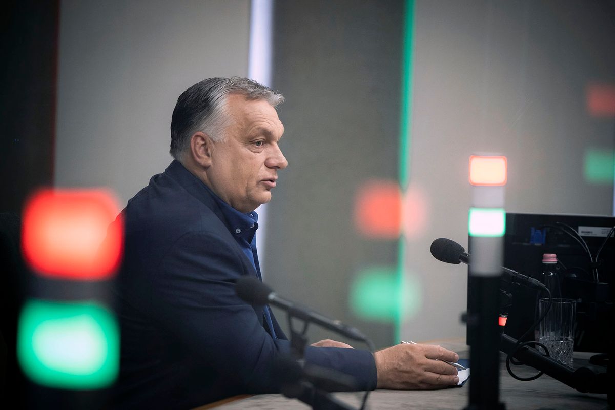 Budapest, 2022. július 1.A Miniszterelnöki Sajtóiroda által közreadott képen Orbán Viktor miniszterelnök interjút ad a Jó reggelt, Magyarország! című műsorban a Kossuth Rádió stúdiójában 2022. július 1-jén.MTI/Fischer Zoltán