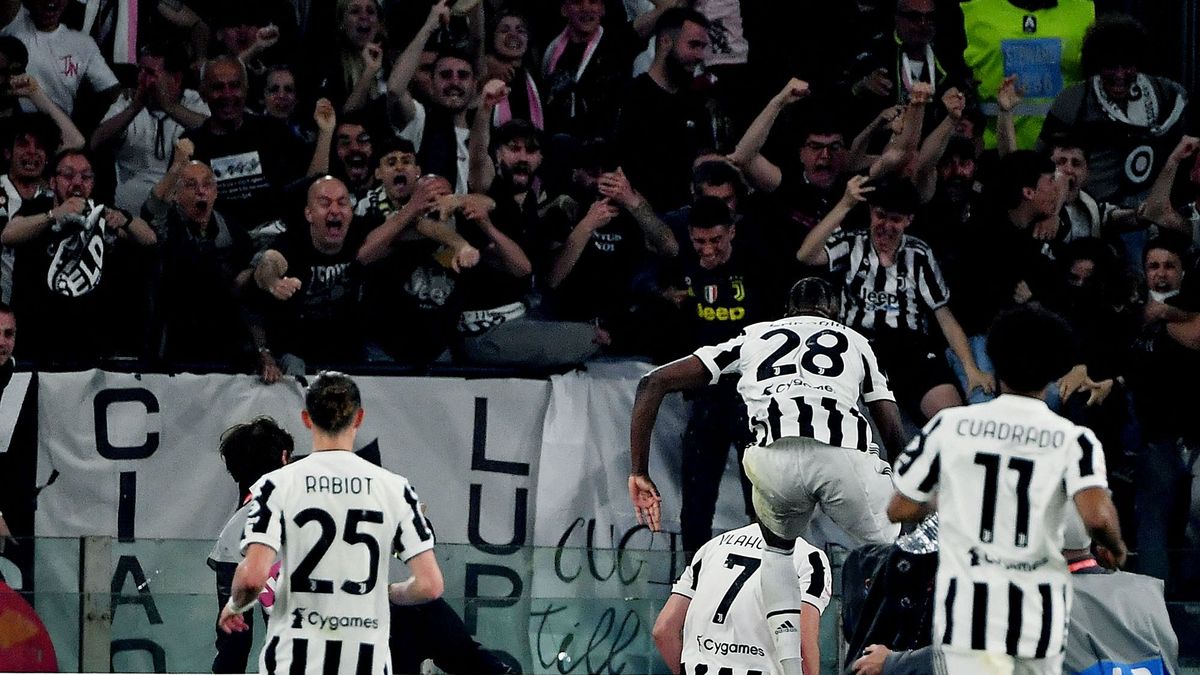 Juventus p^layers celebrate scoring their second goal during the Italian Cup (Coppa Italia) final football match between Juventus and Inter on May 11, 2022 at the Olympic stadium in Rome. (Photo by Isabella BONOTTO / AFP)