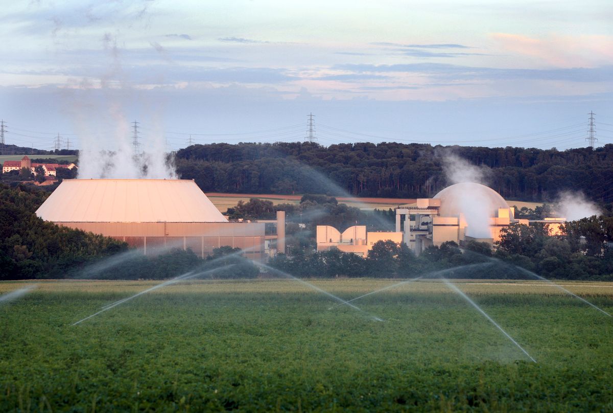 Potato crops are sprayed in front of the Energie Baden-Wuert