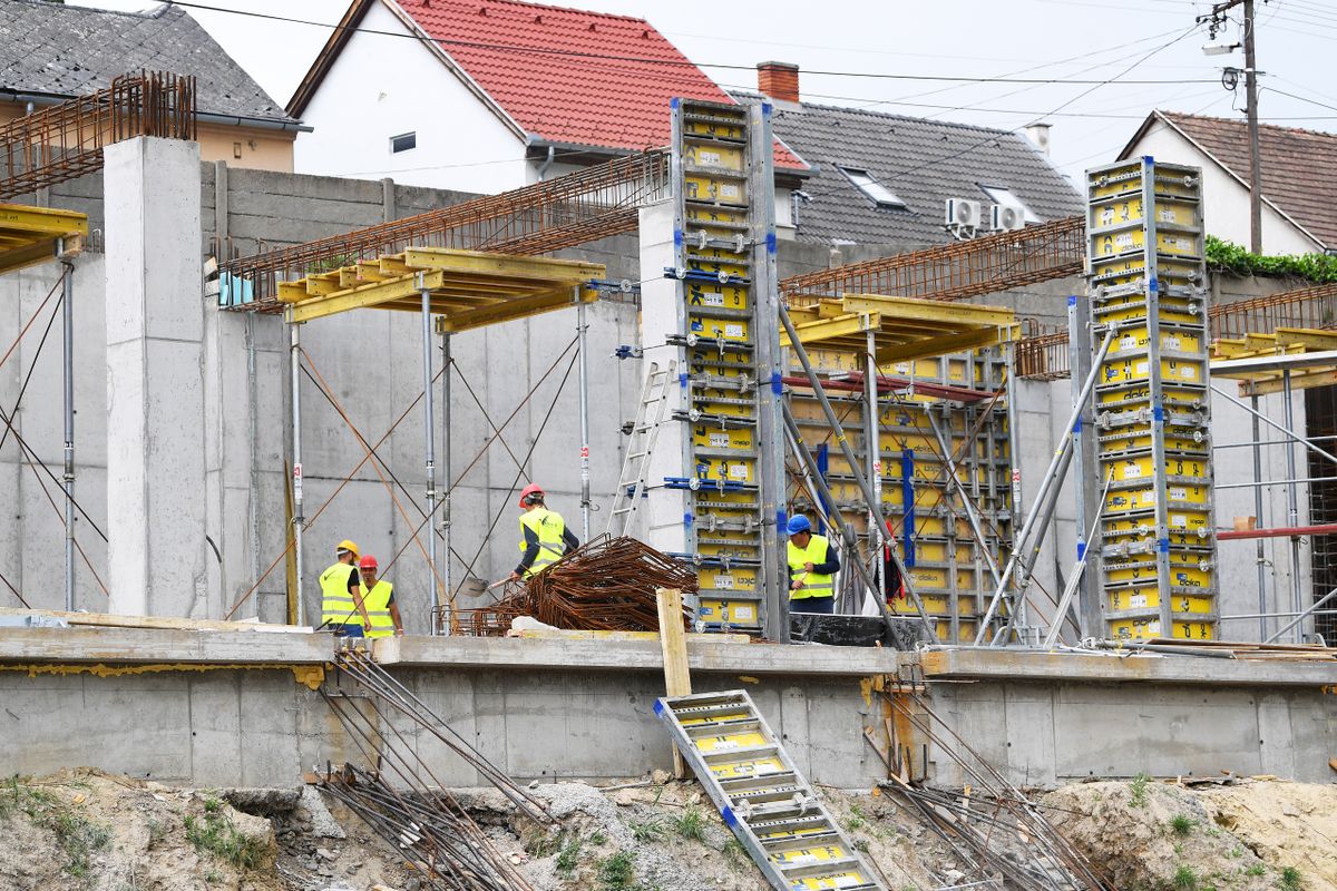 20220509 KaposvárKaposváron hamarosan befejeződik a Buzsáki utcai támfal építése, melyről  sajtótájékoztatót tartottak. A város 430 millió saját forintból végzi a beruházást, amelyre azért volt szükség, mert a löszös partfal egy nagyobb esőzésnél megindulhat.Fotó: Muzslay Péter MPSomogyi Hírlap