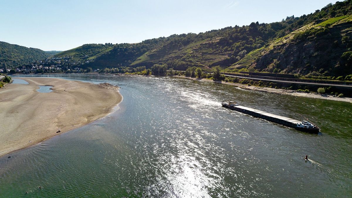 Low water in the Middle Rhine, 19 July 2022, Rhineland-Palatinate, Oberwesel: A cargo ship passes a sandbank on the Rhine (aerial photograph taken with a drone). Due to the persistent drought of midsummer, the water level of the Middle Rhine continues to fall. Not all barges can still load fully. Photo: Thomas Frey/dpa (Photo by THOMAS FREY / DPA / dpa Picture-Alliance via AFP)