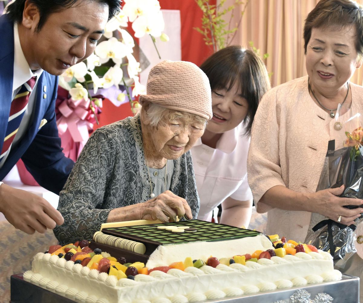 Kane Tanaka, world's oldest person at 116, Kane Tanaka (2nd from L), the world's oldest living person at 116, plays a board game, alongside Fukuoka Mayor Soichiro Takashima (L), in the southwestern Japan city on Sept. 11, 2019, ahead of the annual Respect for Senior Citizens Day five days later. (Photo by Kyodo News via Getty Images)(Photo by Kyodo News via Getty Images)