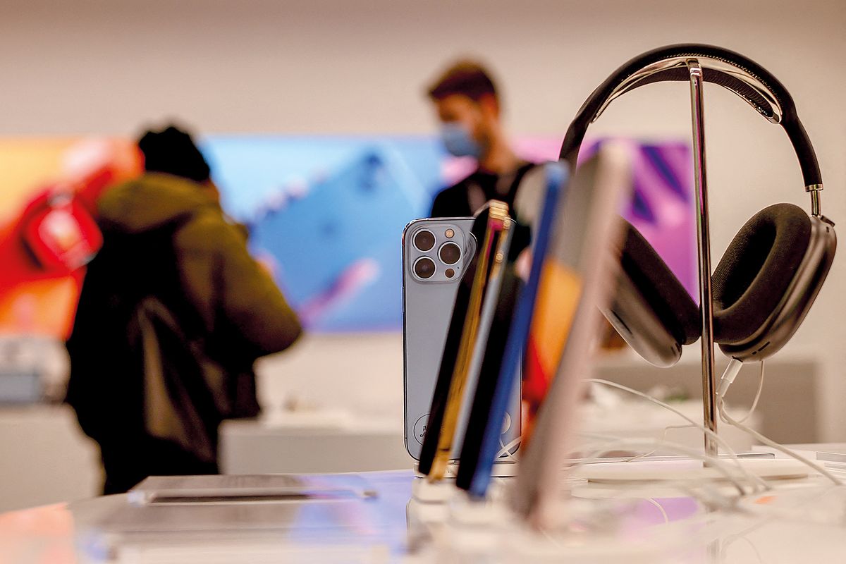 MOSCOW, RUSSIA - MARCH 05: ”‹Latest iPhone models are seen at re:Store in Moscow, Russia on March 05, 2022. Apple announced it has stopped selling all of its products in Russia. Sefa Karacan / Anadolu Agency (Photo by SEFA KARACAN / ANADOLU AGENCY / Anadolu Agency via AFP)