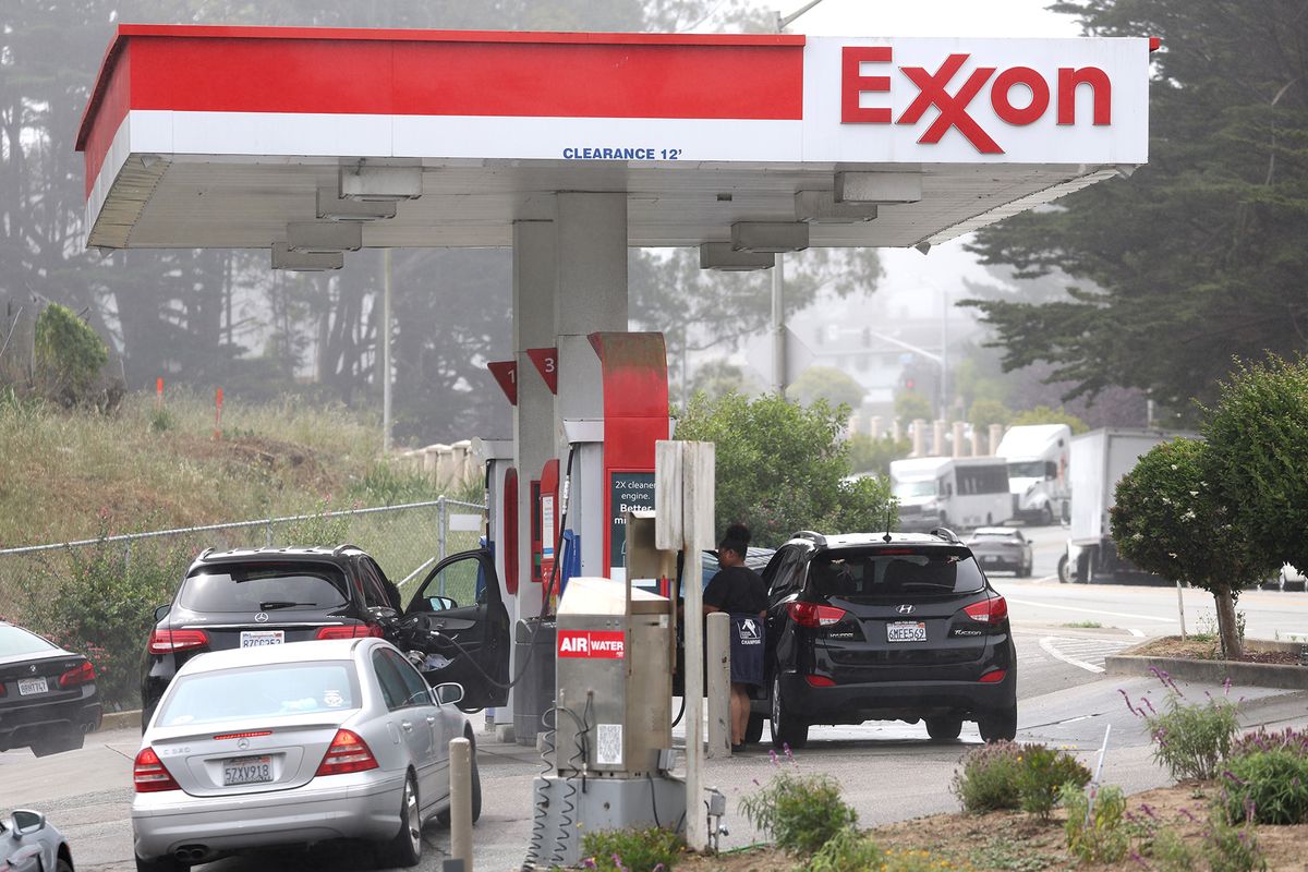 Customers buy gasoline at an Exxon gas station on July 05, 2022 in Daly City, California. Tankolás USA