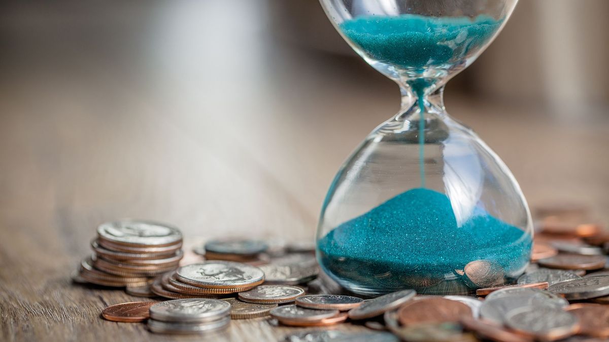 Deadline,And,Time,Is,Money,Concept,With,Hourglass,And,Us, Deadline and time is money concept with hourglass and US coins currency. sandglass, kamat, pénz, növekedés, csökkenés, bank, bevétel