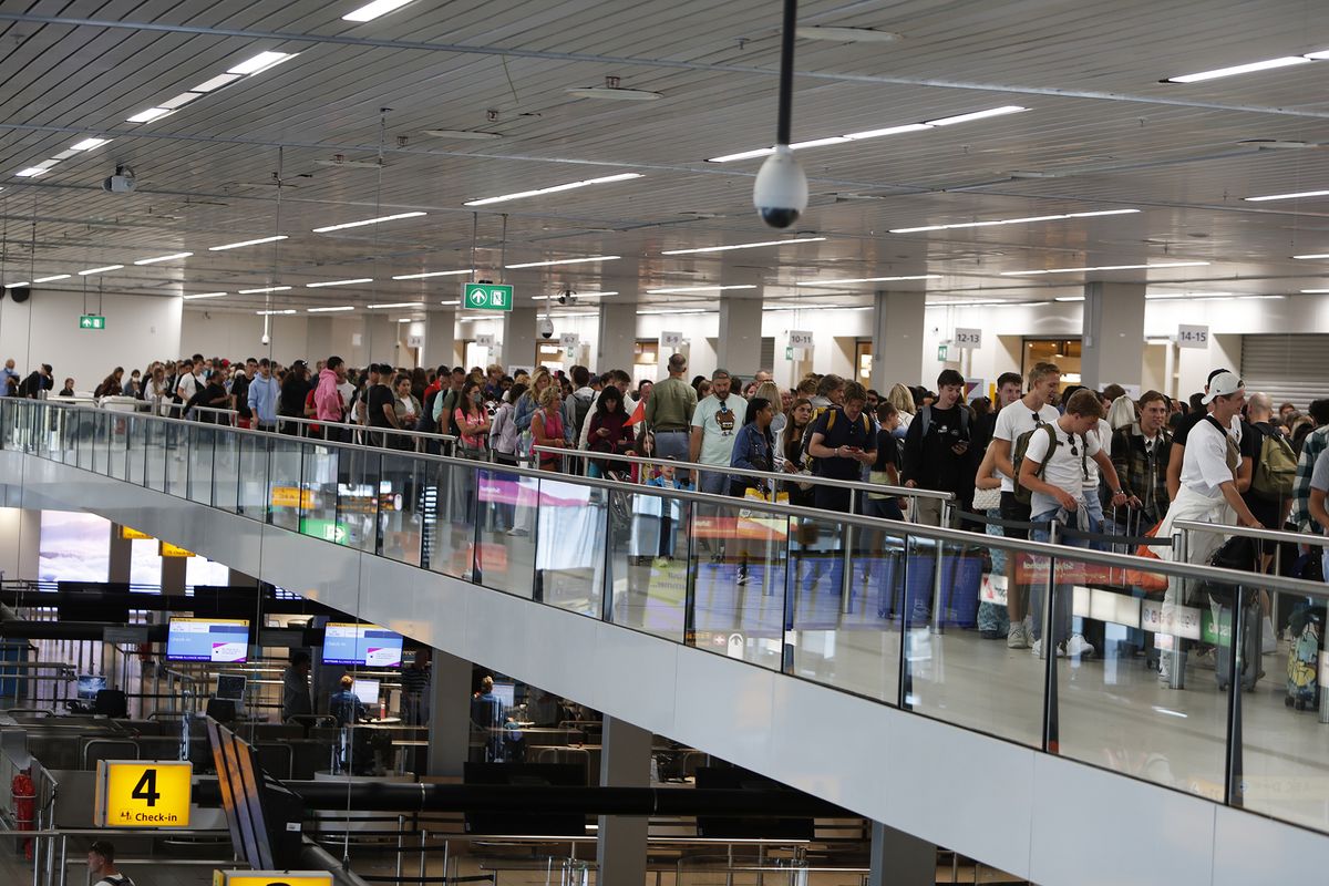 Crisis over staff shortages, overcrowding continues at European airports