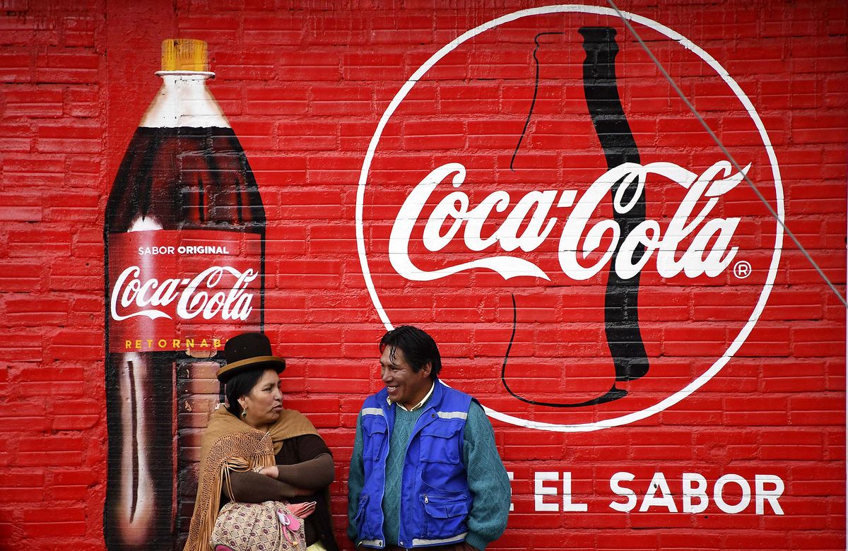 A couple is pictured in La Paz during the rest day of the 2017 Dakar Rally on January 8, 2017. (Photo by FRANCK FIFE / AFP)