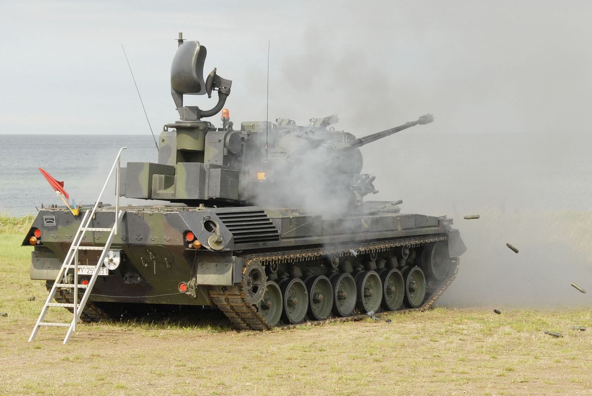 FILED - 15 August 2007, Schleswig-Holstein, Todendorf: A Gepard anti-aircraft tank fires during a demonstration at a combat exercise on the grounds of the Army Air Defense School on the Baltic Sea. Ukraine has received the first Gepard air defense tanks from Germany. Several tens of thousands of rounds have also been handed over for this purpose. Photo: Christian Hager/dpa (Photo by Christian Hager / DPA / dpa Picture-Alliance via AFP)