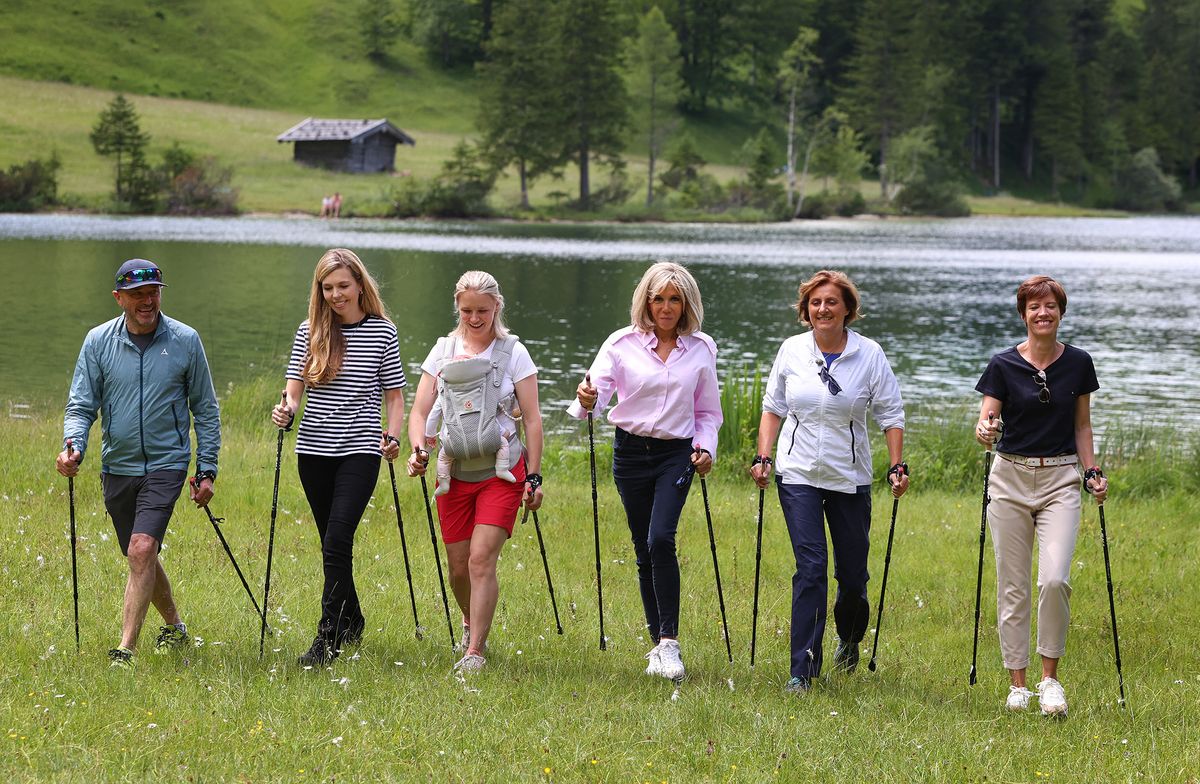 G7 Summit 2022 - Partner Program, 26 June 2022, Bavaria, Elmau: Christian Neureuther, former professional skier (l-r), Carrie Johnson, wife of the British Prime Minister, Miriam Neureuther, former biathlete, Brigitte Macron, wife of French President Macron, Britta Ernst wife of German Chancellor Scholz (SPD) and Amelie Derbaudrenghien, partner of EU Council President Michel, during a joint Nordic walking tour with and On the first day of the summit, the global economic situation, climate protection and foreign and security policy with sanctions against Russia will be discussed. Photo: Karl-Josef Hildenbrand/dpa (Photo by KARL-JOSEF HILDENBRAND / DPA / dpa Picture-Alliance via AFP)