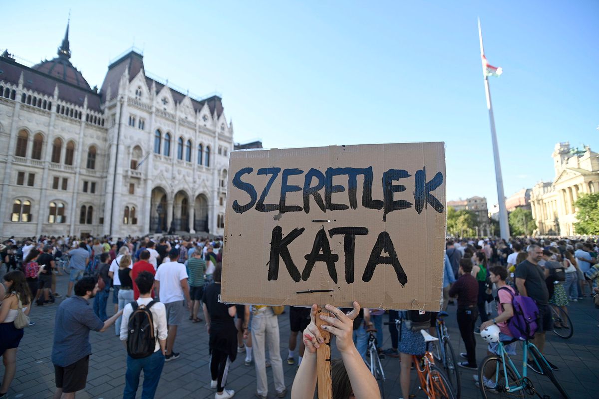 Budapest, 2022. július 13.Résztvevők a Momentum Mozgalom tüntetésén, amelyen a kisadózó vállalkozók tételes adója (kata) módosítása ellen tiltakoztak Budapesten, a Kossuth téren 2022. július 13-án.MTI/Balogh Zoltán