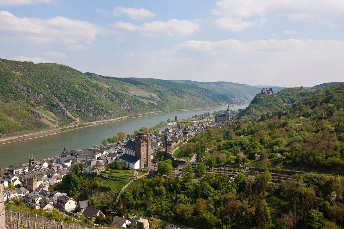 1002121802 Blick auf das Weinstadtchen Oberwesel am Rhein, mit der Kirche St Martin und der Liebfrauenkirche, hinten Schloss Schonburg, Oberwesel, Rhein-Hunsruck-Kreis, Rheinland Pfalz, Deutschland, Europa