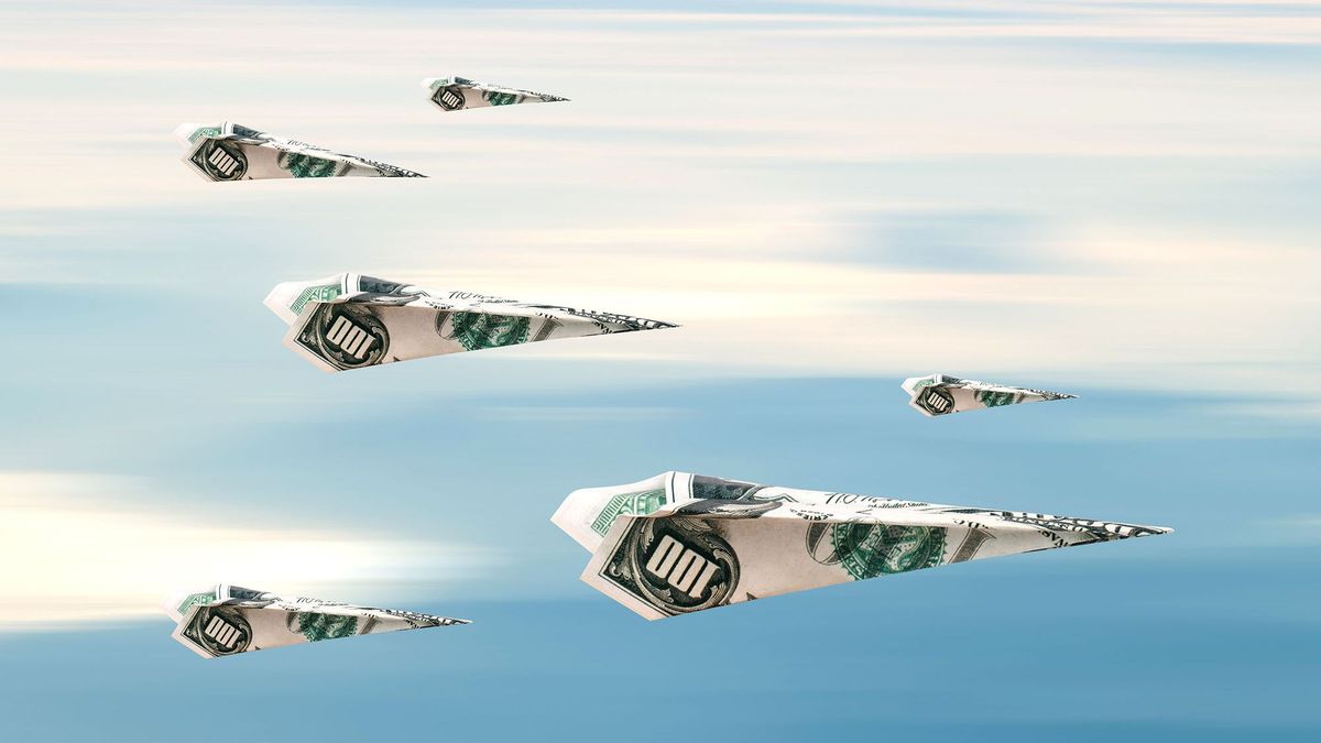 dollár erősödik Flying paper planes papírrepülők with dollar banknotes bankjegy, on blue cloudy sky felhős égbolt ég background.