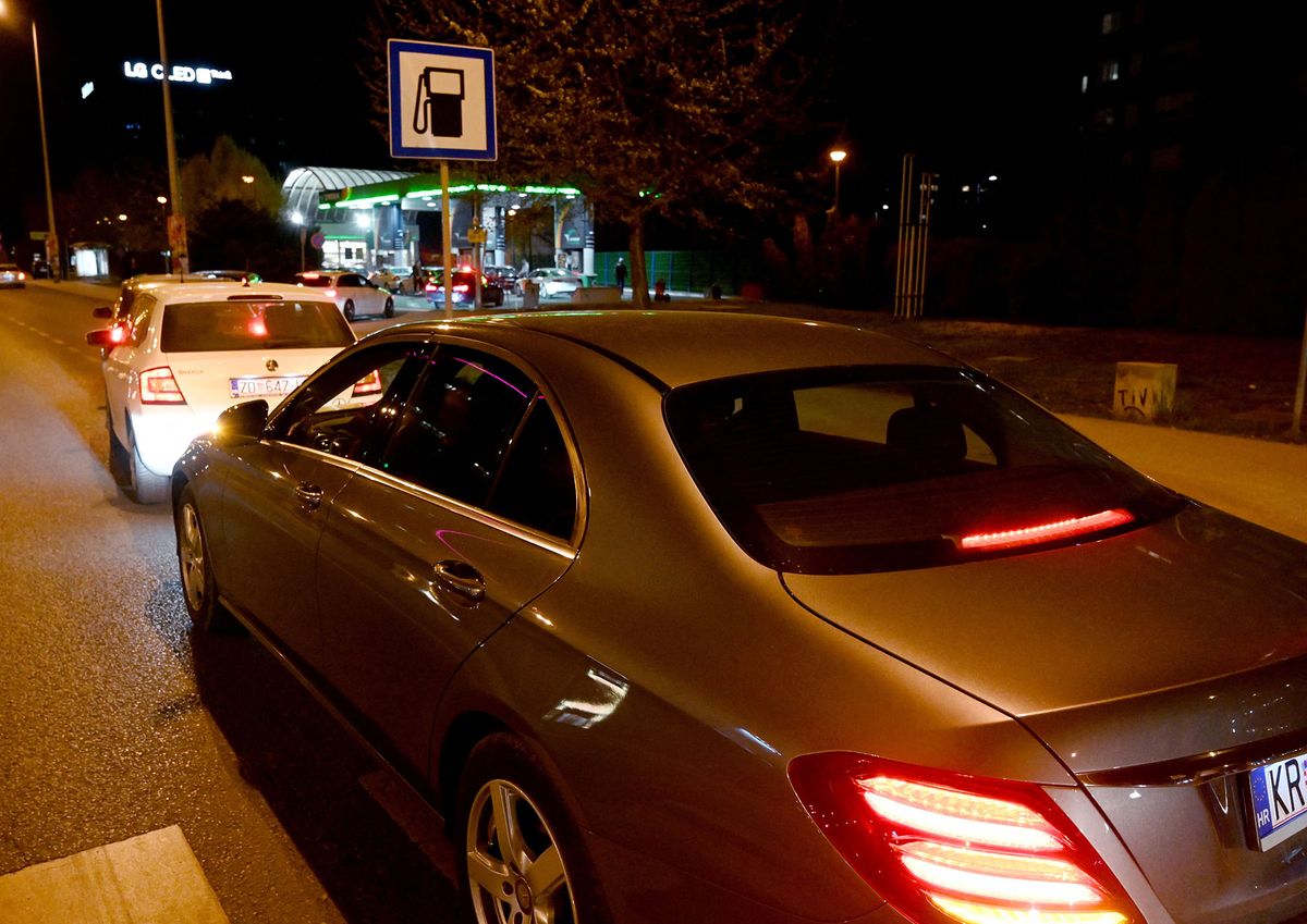 Motorists queue at a petrol station to fill up with fuel before midnight in Zagreb, on March 28, 2022. - Due to the war in Ukraine, oil prices rise for the second time in a short time. (Photo by DENIS LOVROVIC / AFP)