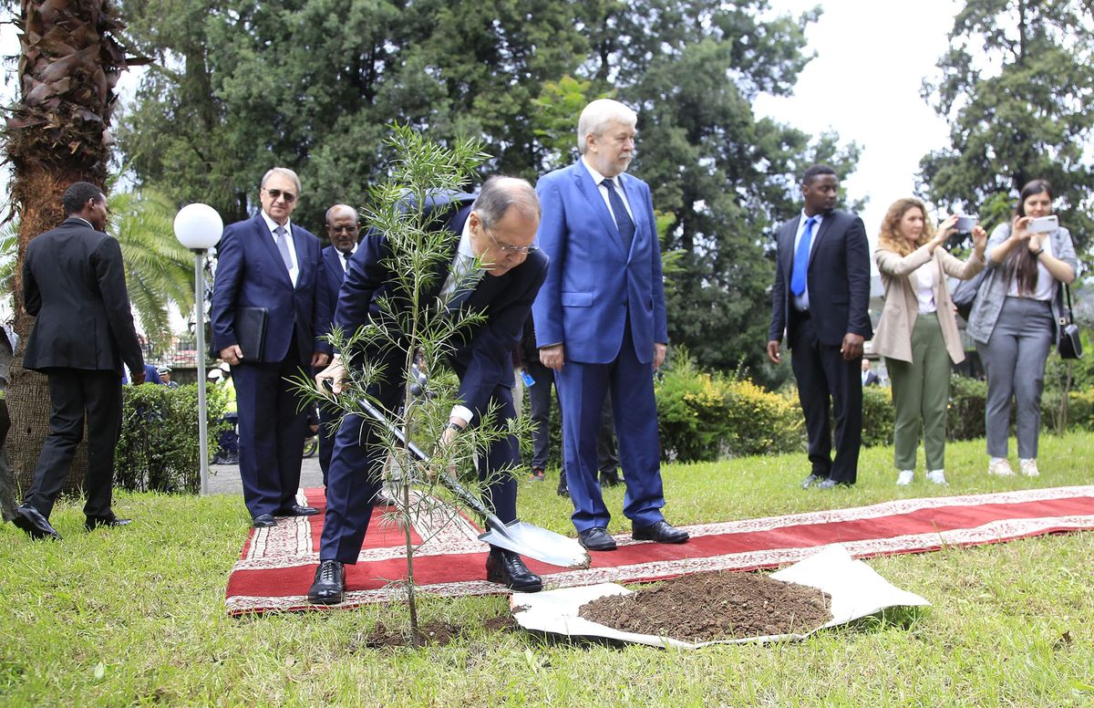ADDIS ABABA, ETHIOPIA - JULY 27: Russian Foreign Minister Sergey Lavrov (2nd L) and Minister of Foreign Affairs of Ethiopia Demeke Mekonnen (not seen) plant saplings at the garden of Russian Embassy during their meeting in Addis Ababa, Ethiopia on July 27, 2022 Minasse Wondimu Hailu / Anadolu Agency (Photo by Minasse Wondimu Hailu / ANADOLU AGENCY / Anadolu Agency via AFP)