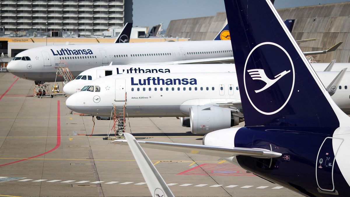 (FILES) In this file photo taken on June 25, 2020 Aircrafts of German airline Lufthansa stand at the airport in Frankfurt am Main, western Germany, on June 25, 2020. - German national carrier Lufthansa said it would have to cancel almost all flights at its domestic hubs in Frankfurt and Munich on July 27, 2022 because of a planned strike by ground crew, adding to a summer of travel chaos across Europe. The one-day walkout called by Germany's powerful Verdi union will have a "massive impact", Lufthansa said in a statement on July 26. (Photo by Daniel ROLAND / AFP)