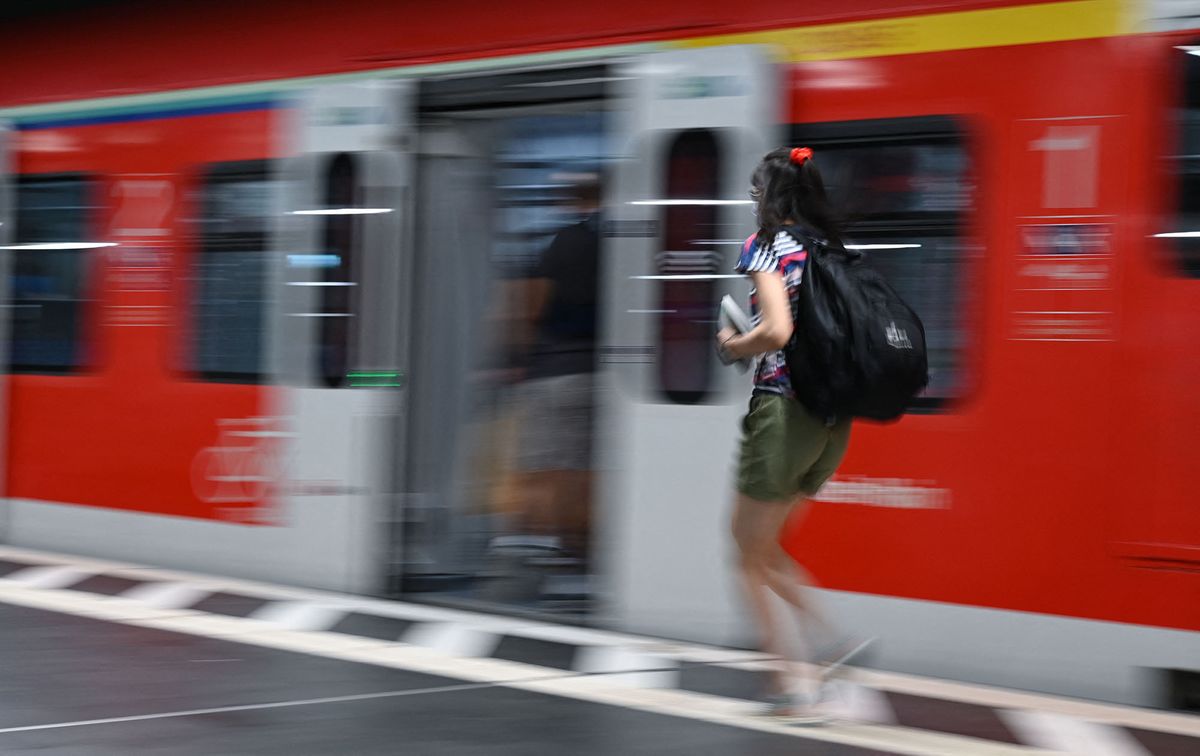 30 June 2022, Hessen, Frankfurt/Main: A woman walks to an S-Bahn train in the main station (shot with longer shutter speed). For 9 euros a month throughout Germany - this offer has convinced many people. Initial data even suggest that car drivers also benefit from it. Photo: Arne Dedert/dpa (Photo by ARNE DEDERT / DPA / dpa Picture-Alliance via AFP)