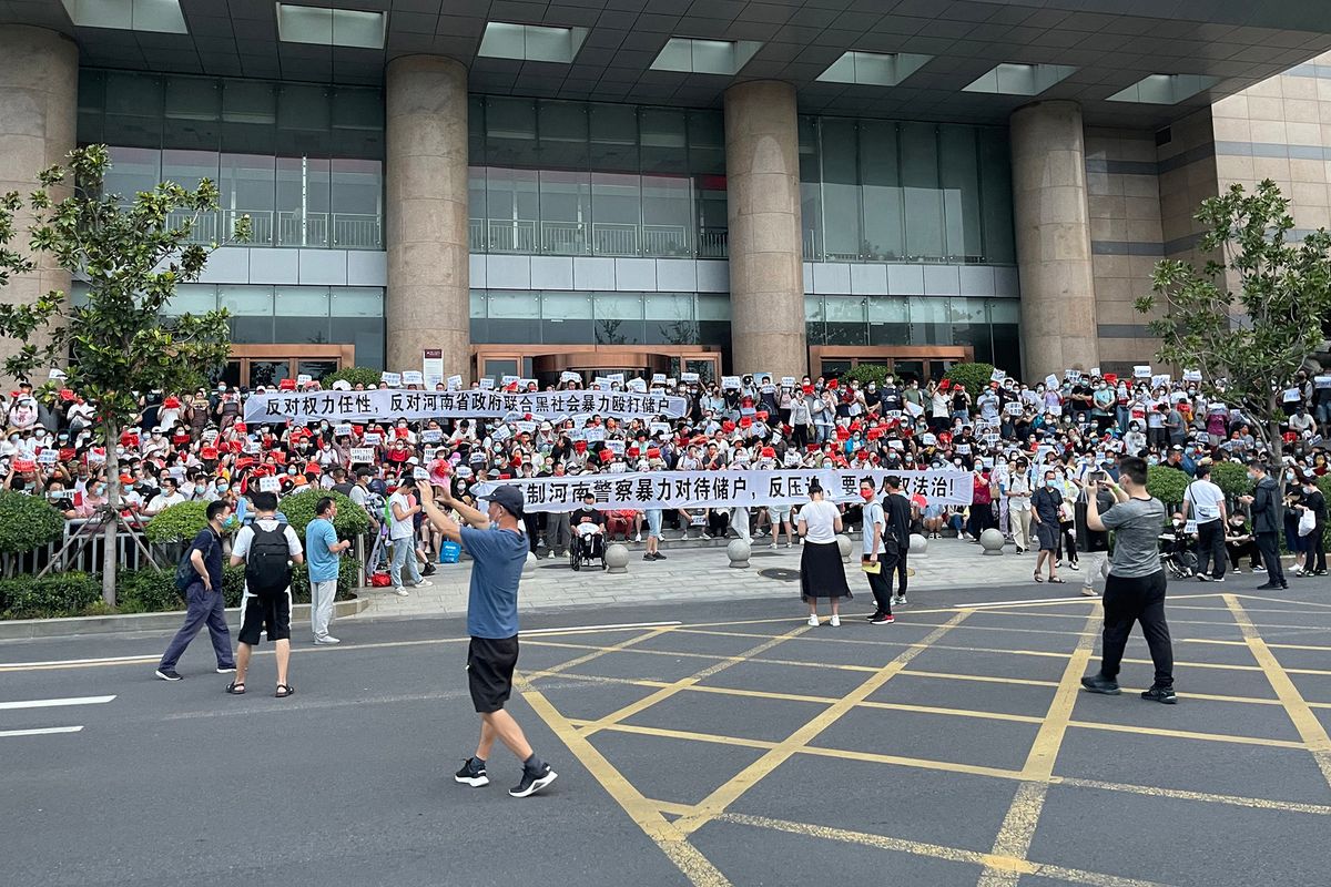 This handout photo taken on July 10, 2022 and released by an anonymous source shows people protesting in front of a branch of the People's Bank of China in the central Chinese city of Zhengzhou. - Hundreds marched on July 10 in protest against alleged corruption by local officials in the central Chinese city of Zhengzhou, multiple participants told AFP, in a rare public demonstration in the tightly-controlled country. (Photo by Handout / Courtesy Of An Anonymous Source / AFP) / - China OUT / RESTRICTED TO EDITORIAL USE - MANDATORY CREDIT "AFP PHOTO / Courtesy Of An Anonymous Source" - NO MARKETING - NO ADVERTISING CAMPAIGNS - DISTRIBUTED AS A SERVICE TO CLIENTS