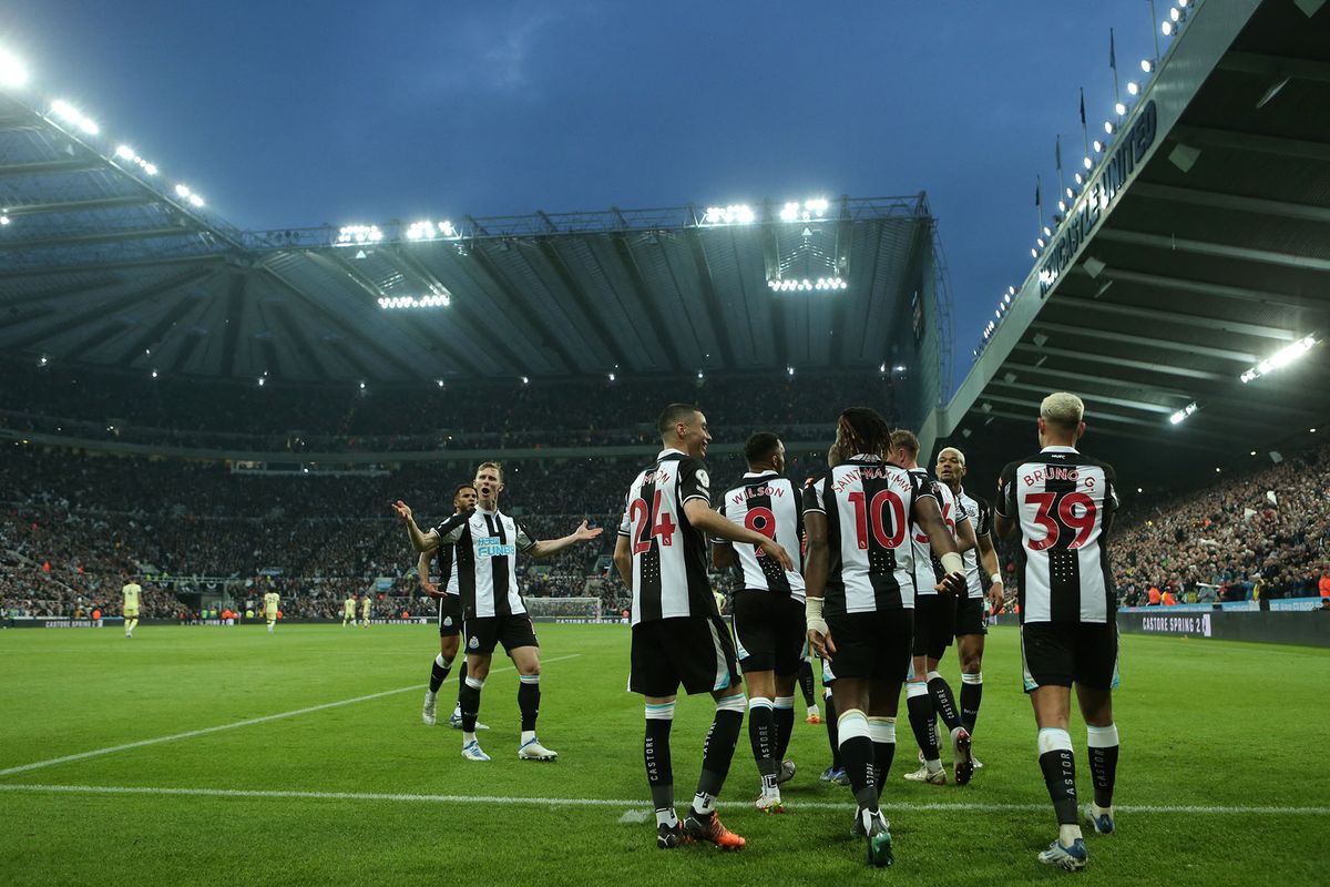 Newcastle United players celebrate their sides first goal during the Premier League match between Newcastle United and Arsenal at St. James's Park, Newcastle on Monday 16th May 2022.  (Photo by Will Matthews/MI News/NurPhoto) (Photo by MI News / NurPhoto / NurPhoto via AFP)