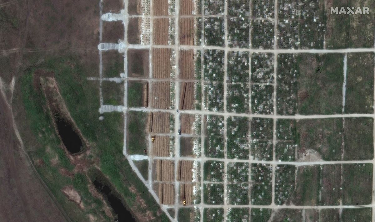 This satellite image released by Maxar Technologies shows the continued expansion of the Starokrymske Cemetery on the western edge of the city in Mariupol, Ukraine, May 12, 2022. (Photo by Satellite image ©2022 Maxar Technologies / AFP) / RESTRICTED TO EDITORIAL USE - MANDATORY CREDIT "AFP PHOTO / Satellite image ©2022 Maxar Technologies"