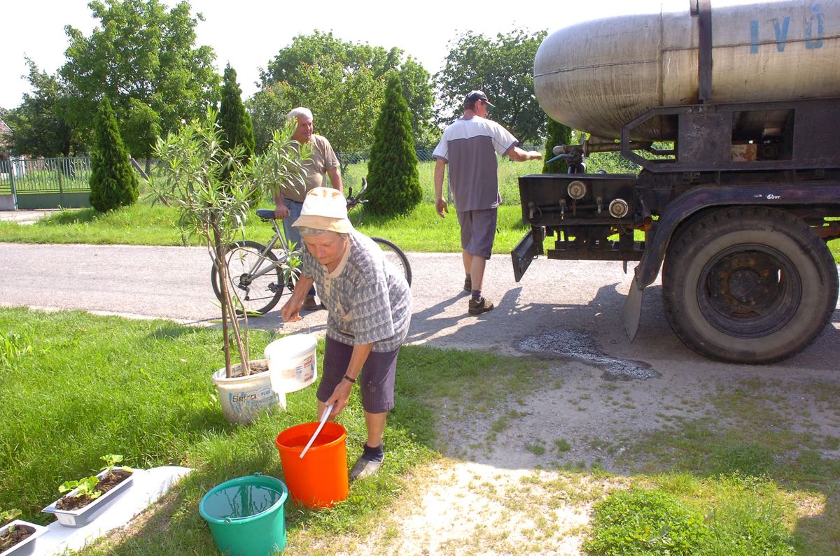 Pécs Laufer László Lajtoskocsival hordják az ivóvízet Páprádon ahol a helyi vízmûvet is elöntötte az áradás 2010.06.08. DN20100525 
