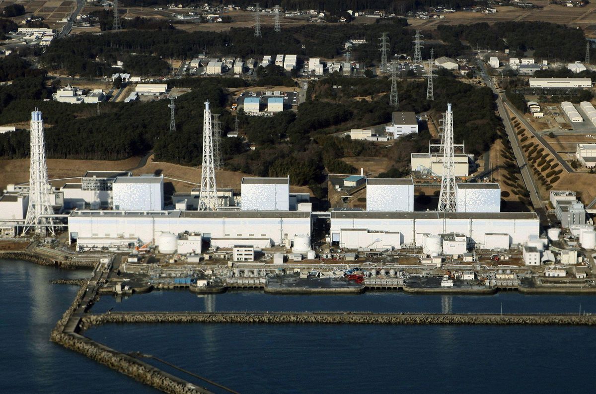 An aerial view shows the quake-damaged Fukushima nuclear power plant in the Japanese town of Futaba, Fukushima prefecture on March 12, 2011. Japan scrambled to prevent nuclear accidents at two atomic plants where reactor cooling systems failed after a massive earthquake, as it evacuated tens of thousands of residents. Tokyo Electric Power, which runs the plants, said it had released some radioactive vapour into the atmosphere at one plant to relieve building reactor pressure, but said the move posed no health risks. AFP PHOTO / JIJI PRESS (Photo by JIJI PRESS / JIJI PRESS / AFP) / Japan OUT