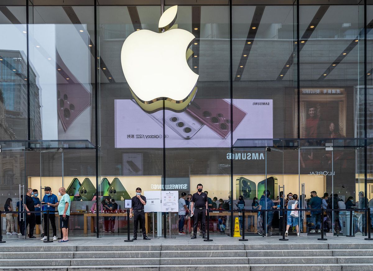 People visit an Apple Store in Shanghai on June 10, 2022, as Shanghai will carry out a city wide Covid-19 testing in the coming weekend. (Photo by LIU JIN / AFP) / China OUT