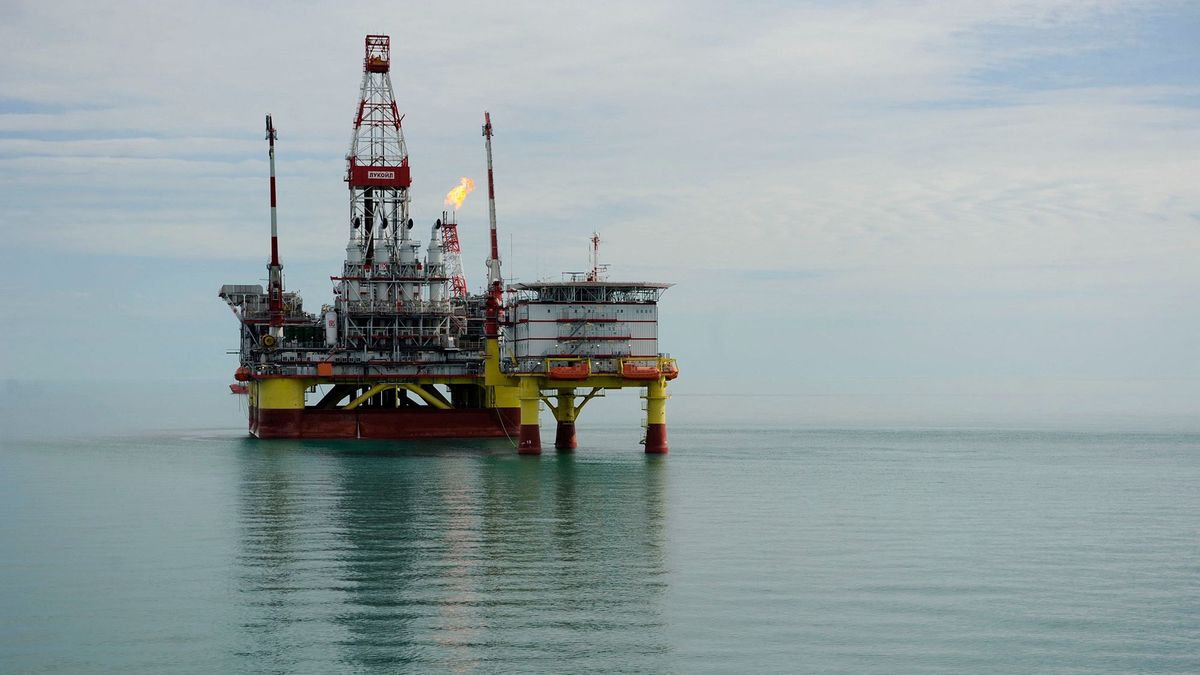 A picture taken on April 10, 2011 shows the Russian LUKOIL ice-resistant fixed platform LSP-1, built at the Astrakhansky Korabel shipyard, intended to drill and operate wells and collect and pre-treat reservoir content at Korchagin's oil field in the Russian sector of the Caspian Sea some 180 km outside Astrakhan. The fields productivity of oil and gas condensate will peak at 2.3 million tonnes oil and 1.2 bcm gas per year. AFP PHOTO / MIKHAIL MORDASOV (Photo by MIKHAIL MORDASOV / AFP)