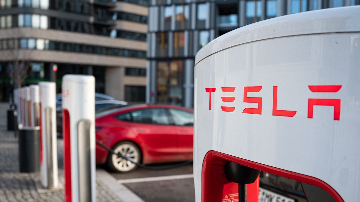 22 January 2022, Berlin: Tesla brand vehicles are parked at a series of Tesla fast-charging stations on the EUREF campus in Berlin-Schöneberg. After around 20 minutes, the batteries are said to be 70% charged. Photo: Bernd von Jutrczenka/dpa (Photo by BERND VON JUTRCZENKA / DPA / dpa Picture-Alliance via AFP)