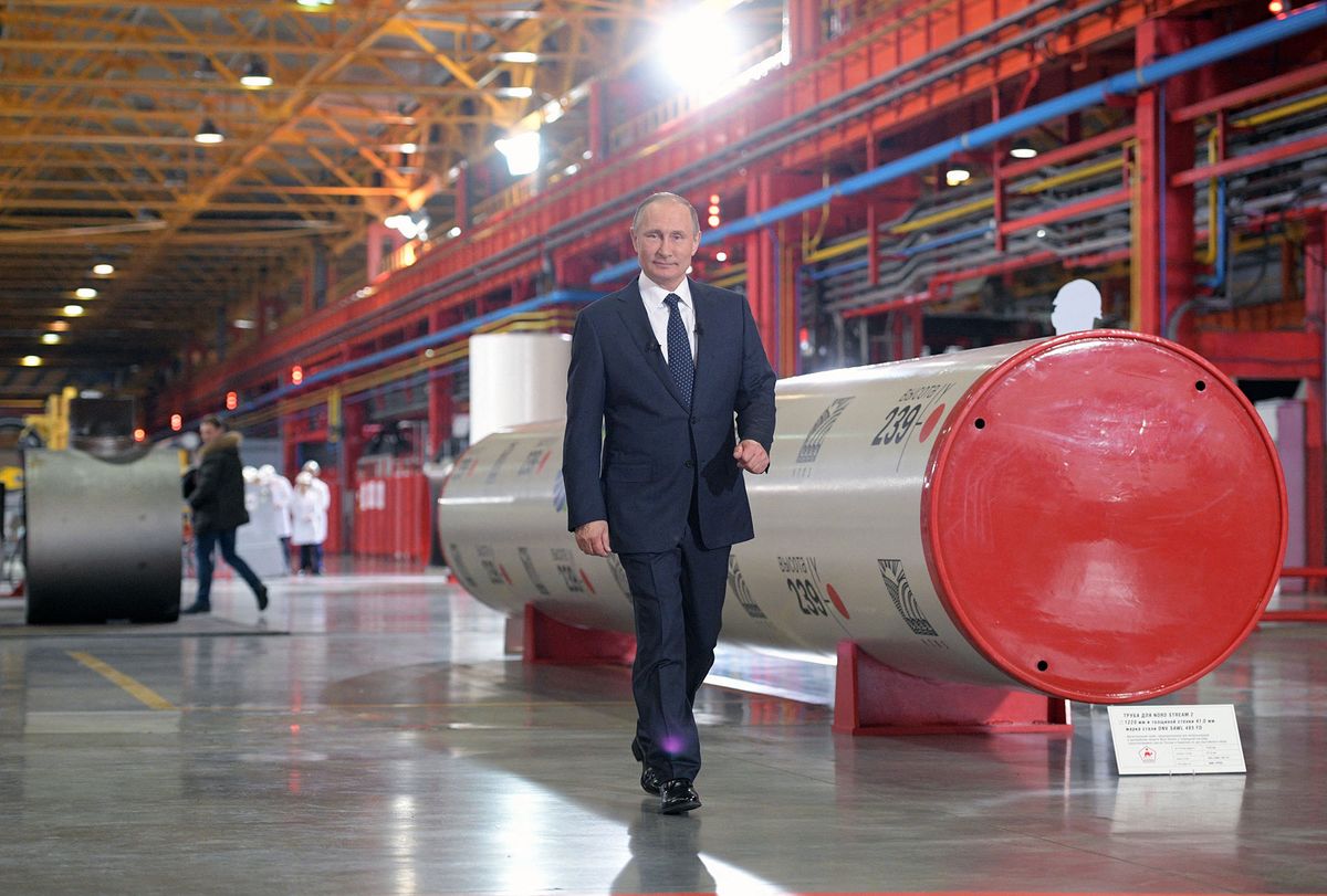 2988151 12/05/2016 December 5, 2016. Russian President Vladimir Putin visits the ETERNO shop of the Chelyabinsk Pipe-Rolling Plant as part of his visit to the Chelyabinsk Region. Alexei Druzhinin/Sputnik (Photo by Alexei Druzhinin / Sputnik / Sputnik via AFP)