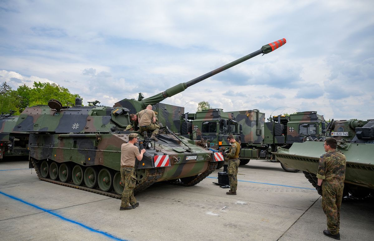 10 May 2022, Lower Saxony, Bergen: Soldiers of the German Army repair a self-propelled howitzer 2000 (PzH 2000) during the exercise "Wettiner Heide". Photo: Philipp Schulze/dpa (Photo by PHILIPP SCHULZE / DPA / dpa Picture-Alliance via AFP)