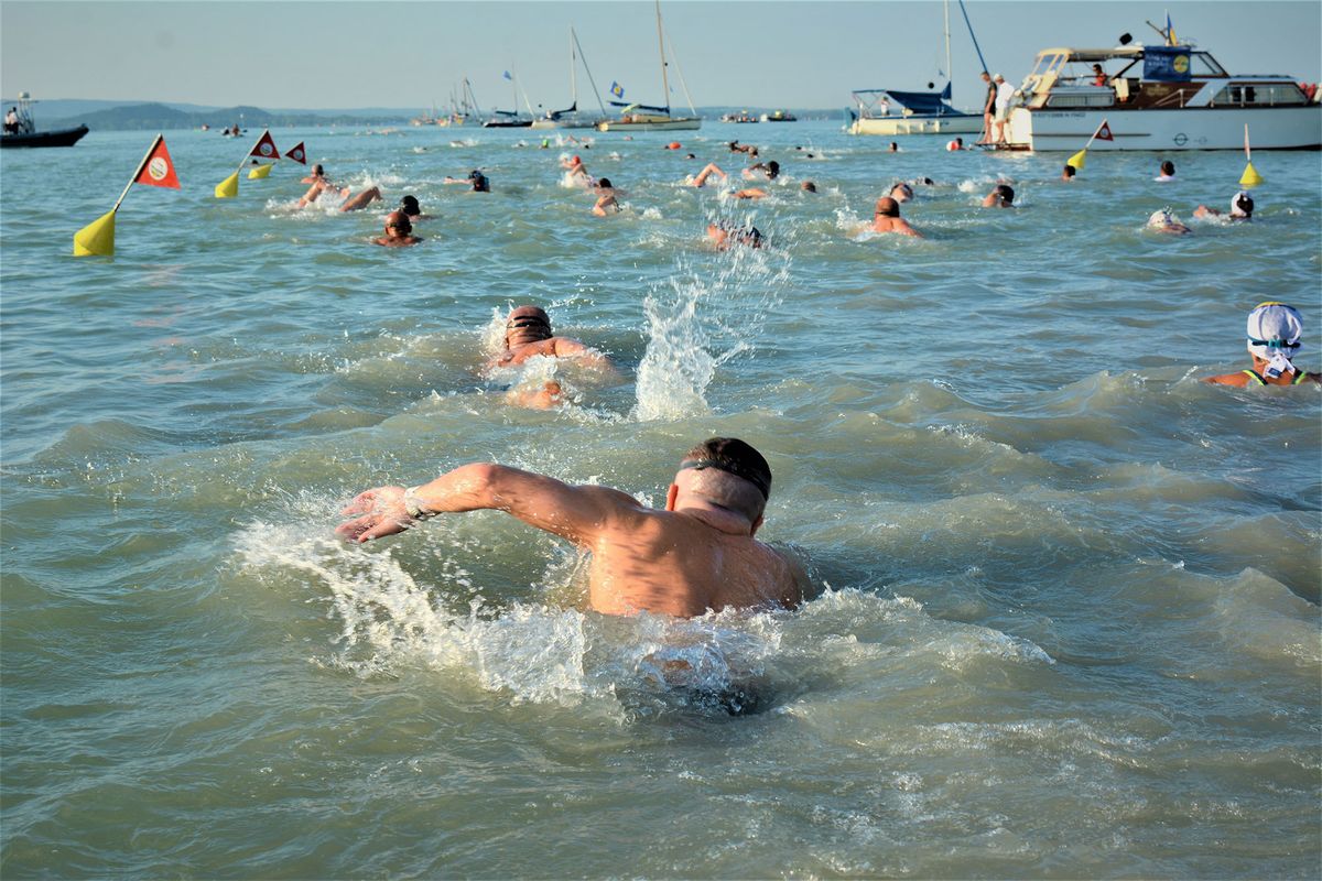Soha annyian nem neveztek még a Balaton-átúszásra, mint ezen a nyáron.
Az esemény 3 távjára összesen 12 000-en regisztráltak. A Balaton átúszásának lehetősége az egész országot és a nemzetközi úszóközösséget is megmozgatta, 1073 településről és 43 országból érkeztek úszók az idén 40. jubileumát ünneplő, ikonikus eseményre.
A legidősebb induló mindkét nem esetén 85 éves, és gyerekek is szép számmal viselik mától a teljesítőknek járó „Megúsztam!” feliratú pólót.