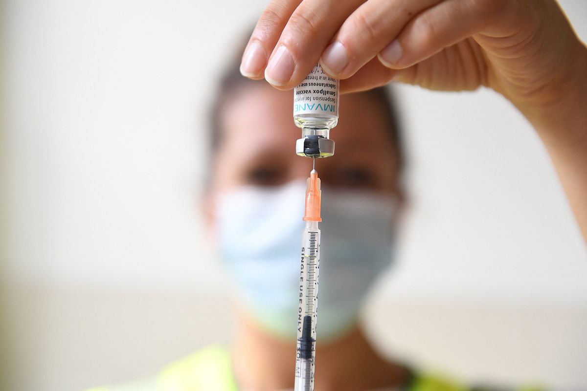 A photograph shows a syringue with a dose of the Monkeypox vaccine at the Edison municipal vaccination centre in Paris on July  27, 2022. - French government announced on July 25, 2022 to mobilize "additional arms" to vaccinate against monkeypox, at a time when elected officials and associations denounce the lack of means to curb the outbreak of the disease. (Photo by Alain JOCARD / POOL / AFP)