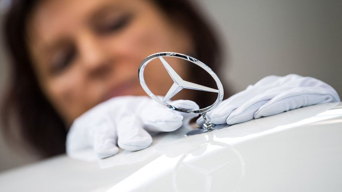 Manufacturing of Mercedes-Benz S-Class, A woman mounting a Mercedes star on a car at the Mercedes-Benz factory in Sindelfingen, Germany, 24 January 2018. Photo: Sebastian Gollnow/dpa (Photo by Sebastian Gollnow / DPA / dpa Picture-Alliance via AFP)