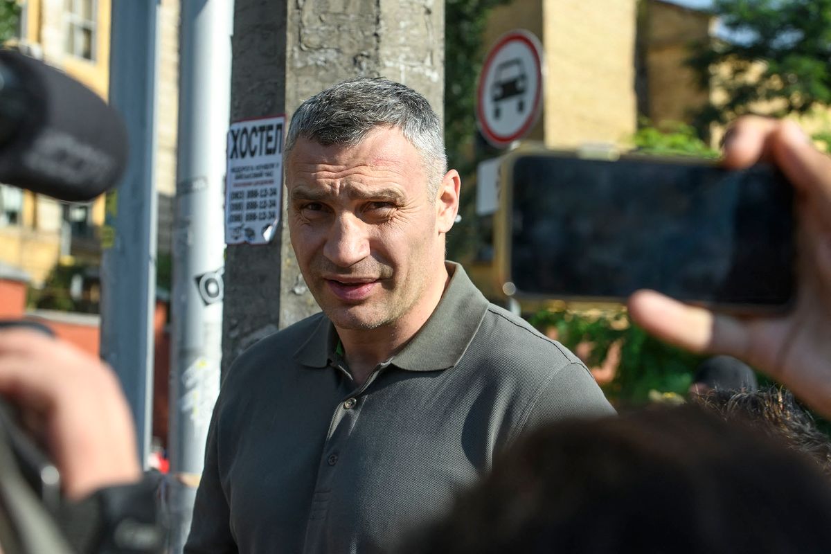 Kyiv Mayor Vitali Klitschko visits the area close to an apartment building destroyed in a Russian airstrikes in the Shevchenkivskiy district of Kyiv, Ukraine. June 26, 2022 (Photo by Maxym Marusenko/NurPhoto) (Photo by Maxym Marusenko / NurPhoto / NurPhoto via AFP)