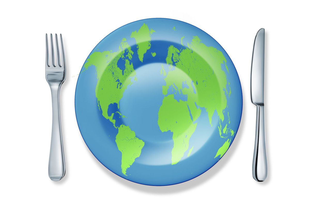 élelmiszerárak globális infláció élelmiszerhiány élelmiszer hiány international food fork villa kés tányér plate knife isolated world flag cuisine