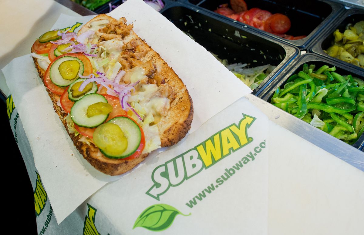Subway celebrates 50th birthday, A worker prepares a sandwich in a Subway shop in Hannover, Germany, 21 August 2015. The sandwich fast food chain will celebrate its 50th birthday on 28 August 2015. Photo: Julian Stratenschulte/dpa (Photo by JULIAN STRATENSCHULTE / DPA / dpa Picture-Alliance via AFP)