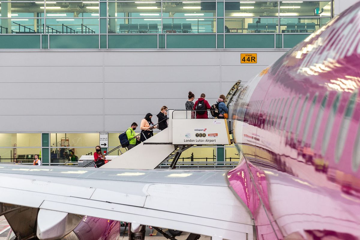 Travellers departure Wizzair flight from London Luton Airport as Coronavirus restrictions ease for fully vaccined people in London, United Kingdom on August 17, 2021. (Photo by Dominika Zarzycka/NurPhoto) (Photo by Dominika Zarzycka / NurPhoto / NurPhoto via AFP)